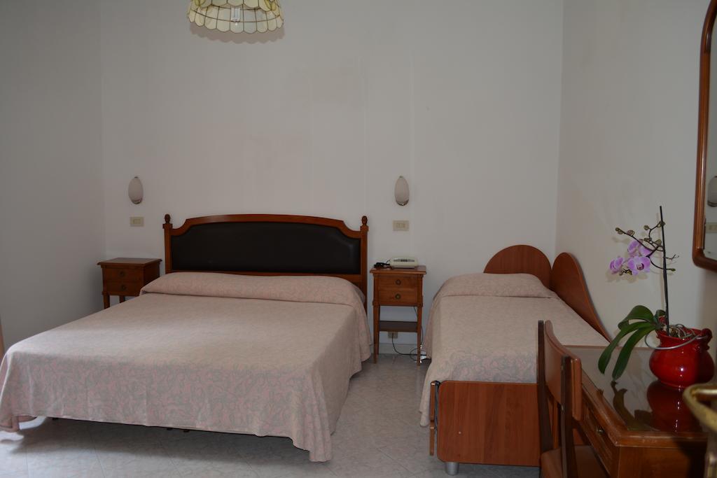 Hotel Maronti Barano dʼIschia Pokoj fotografie